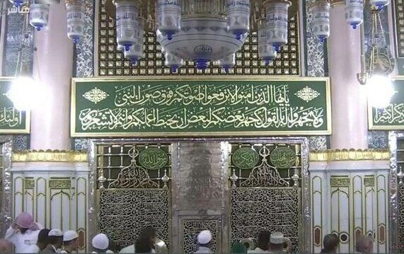 آیا خواندن زیارت‌نامه با صدای بلند در کنار قبر پیامبر(ص) بی‌ادبی است؟