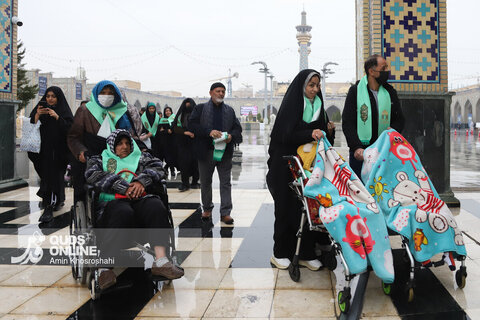 گزارش تصویری | تشرف گروهی زائرین توان‌یاب به حرم مطهر رضوی
