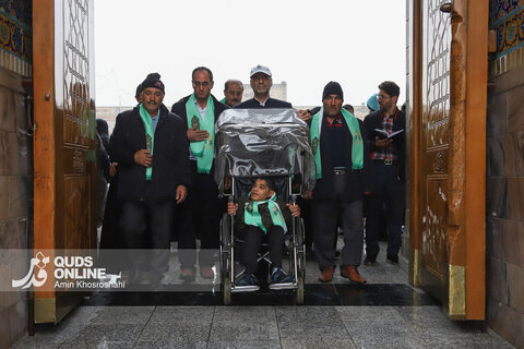 گزارش تصویری | تشرف گروهی زائرین توان‌یاب به حرم مطهر رضوی