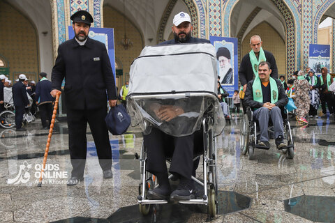 گزارش تصویری | تشرف گروهی زائرین توان‌یاب به حرم مطهر رضوی