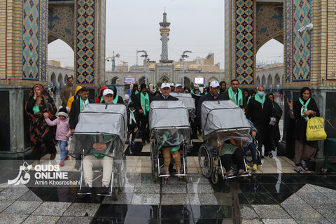 گزارش تصویری | تشرف گروهی زائرین توان‌یاب به حرم مطهر رضوی
