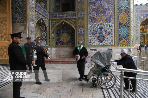 گزارش تصویری | تشرف گروهی زائرین توان‌یاب به حرم مطهر رضوی