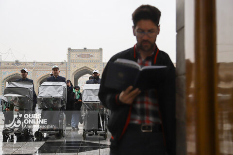 گزارش تصویری | تشرف گروهی زائرین توان‌یاب به حرم مطهر رضوی