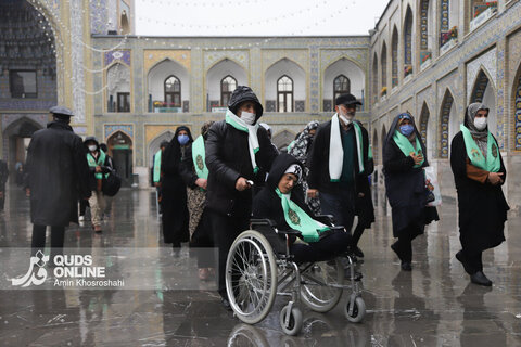 گزارش تصویری | تشرف گروهی زائرین توان‌یاب به حرم مطهر رضوی