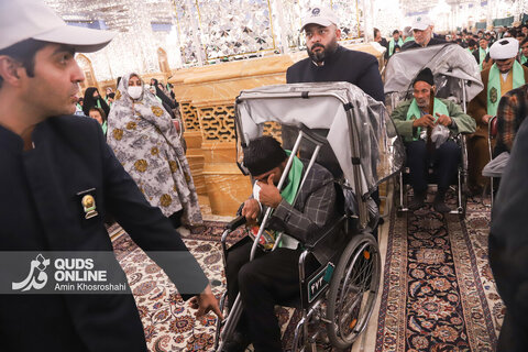 گزارش تصویری | تشرف گروهی زائرین توان‌یاب به حرم مطهر رضوی