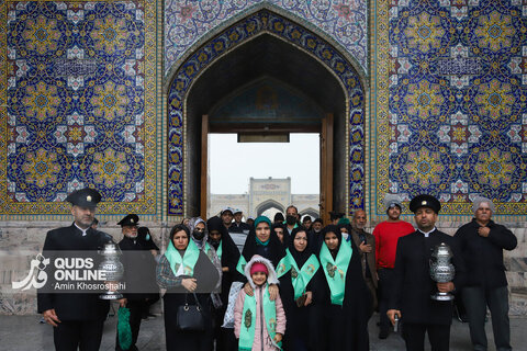 گزارش تصویری | تشرف گروهی زائرین توان‌یاب به حرم مطهر رضوی