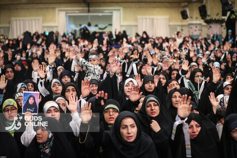 دیدار هزاران نفر از زنان و دختران با رهبر انقلاب