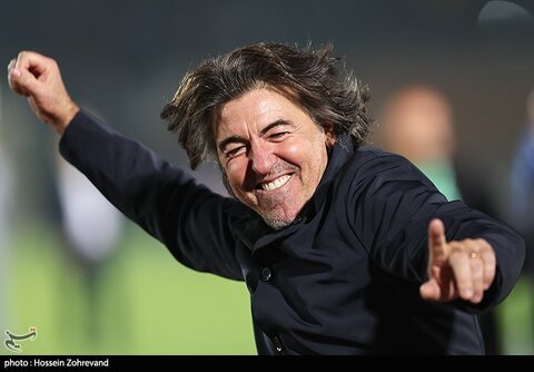 دیدار تیم‌های فوتبال استقلال و فولاد خوزستان