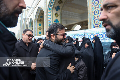 گزارش تصویری | تشییع پیکر همسر و دختر اسماعیل سقاب اصفهانی در حرم مطهر رضوی