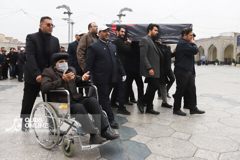 گزارش تصویری | تشییع پیکر همسر و دختر اسماعیل سقاب اصفهانی در حرم مطهر رضوی