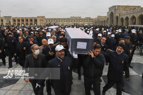 گزارش تصویری | تشییع پیکر همسر و دختر اسماعیل سقاب اصفهانی در حرم مطهر رضوی