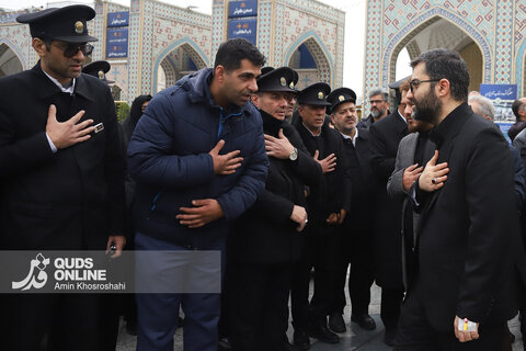 گزارش تصویری | تشییع پیکر همسر و دختر اسماعیل سقاب اصفهانی در حرم مطهر رضوی
