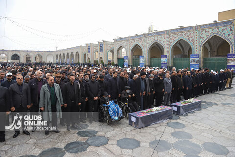 گزارش تصویری | تشییع پیکر همسر و دختر اسماعیل سقاب اصفهانی در حرم مطهر رضوی