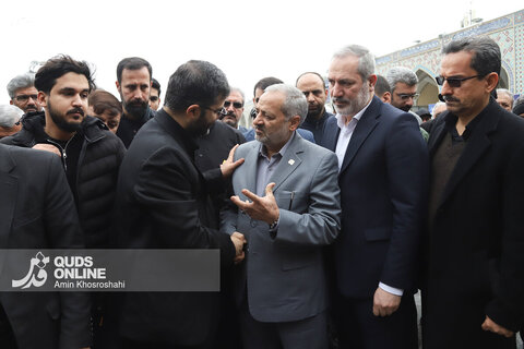 گزارش تصویری | تشییع پیکر همسر و دختر اسماعیل سقاب اصفهانی در حرم مطهر رضوی