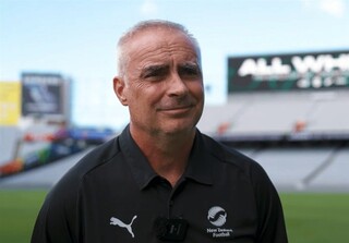 سرمربی نیوزیلند: مردم بازیکنان ایران را نمی‌شناسند/ این تیم نتایج باثباتی گرفته است