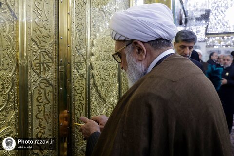 غبارروبی ضریح مطهر امام رضا علیه‌السلام با حضور بانوان