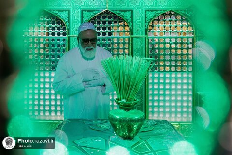 غبارروبی ضریح مطهر امام رضا علیه‌السلام با حضور بانوان