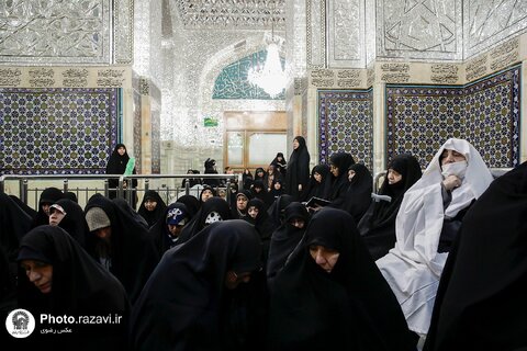 غبارروبی ضریح مطهر امام رضا علیه‌السلام با حضور بانوان