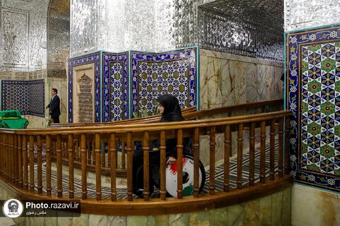 غبارروبی ضریح مطهر امام رضا علیه‌السلام با حضور بانوان