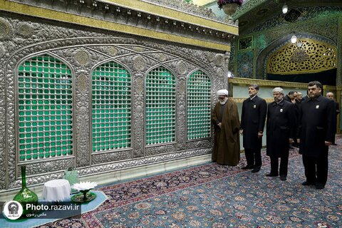 غبارروبی ضریح مطهر امام رضا علیه‌السلام با حضور بانوان