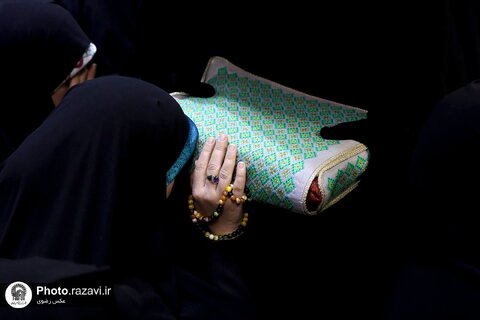 غبارروبی ضریح مطهر امام رضا علیه‌السلام با حضور بانوان