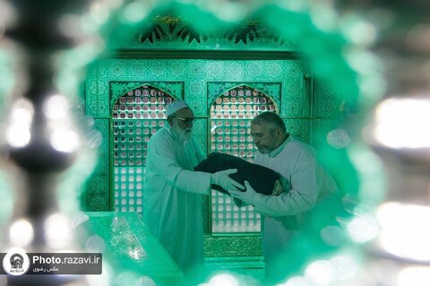 غبارروبی ضریح مطهر امام رضا علیه‌السلام با حضور بانوان
