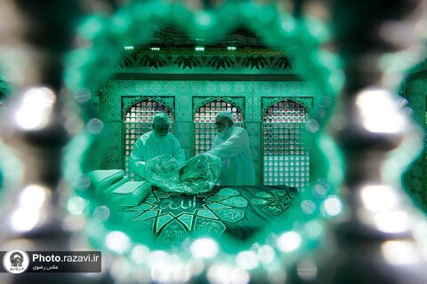 غبارروبی ضریح مطهر امام رضا علیه‌السلام با حضور بانوان