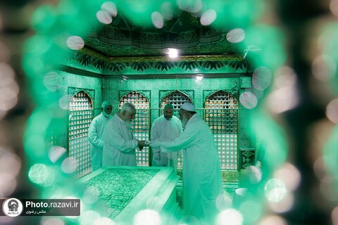 غبارروبی ضریح مطهر امام رضا علیه‌السلام با حضور بانوان