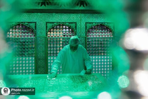 غبارروبی ضریح مطهر امام رضا علیه‌السلام با حضور بانوان