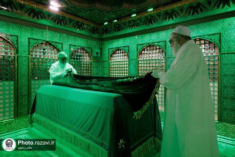 غبارروبی ضریح مطهر امام رضا علیه‌السلام با حضور بانوان