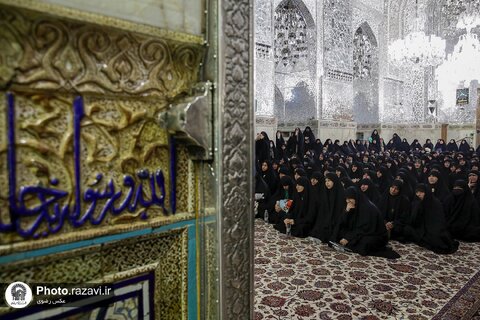 غبارروبی ضریح مطهر امام رضا علیه‌السلام با حضور بانوان