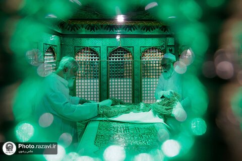 غبارروبی ضریح مطهر امام رضا علیه‌السلام با حضور بانوان