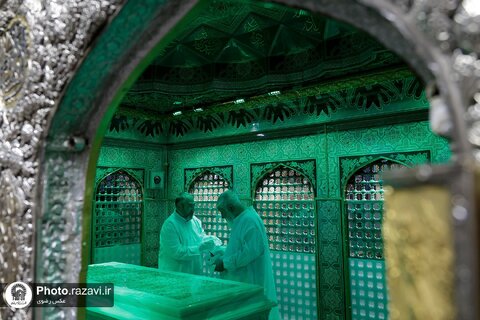 غبارروبی ضریح مطهر امام رضا علیه‌السلام با حضور بانوان