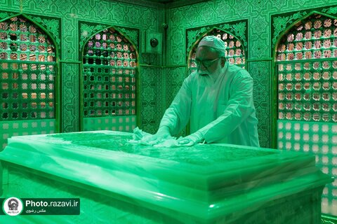 غبارروبی ضریح مطهر امام رضا علیه‌السلام با حضور بانوان