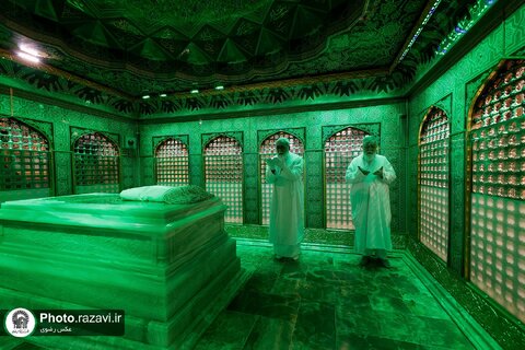 غبارروبی ضریح مطهر امام رضا علیه‌السلام با حضور بانوان