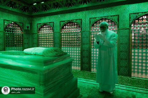 غبارروبی ضریح مطهر امام رضا علیه‌السلام با حضور بانوان