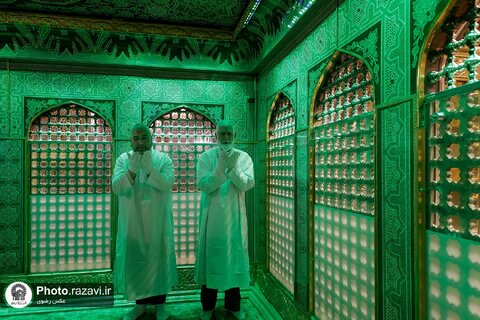 غبارروبی ضریح مطهر امام رضا علیه‌السلام با حضور بانوان