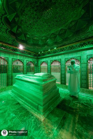 غبارروبی ضریح مطهر امام رضا علیه‌السلام با حضور بانوان