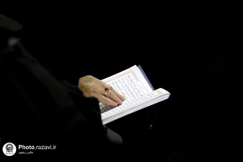 غبارروبی ضریح مطهر امام رضا علیه‌السلام با حضور بانوان