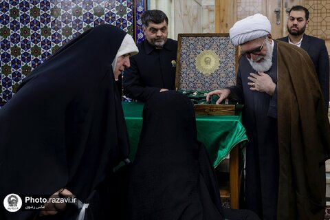غبارروبی ضریح مطهر امام رضا علیه‌السلام با حضور بانوان