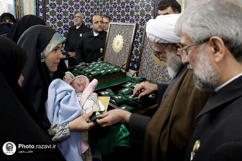 غبارروبی ضریح مطهر امام رضا علیه‌السلام با حضور بانوان