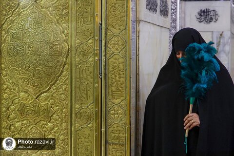 غبارروبی ضریح مطهر امام رضا علیه‌السلام با حضور بانوان