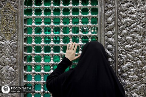 غبارروبی ضریح مطهر امام رضا علیه‌السلام با حضور بانوان