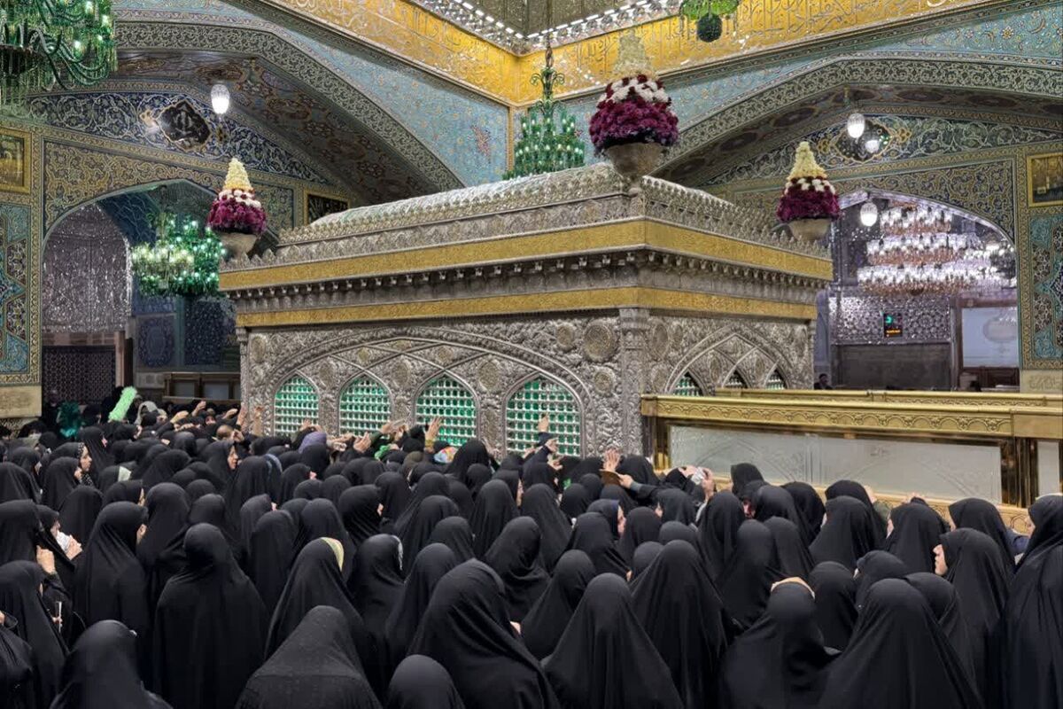 مراسم غبارروبی ضریح مطهر امام رضا (ع) با حضور بانوان برگزار شد