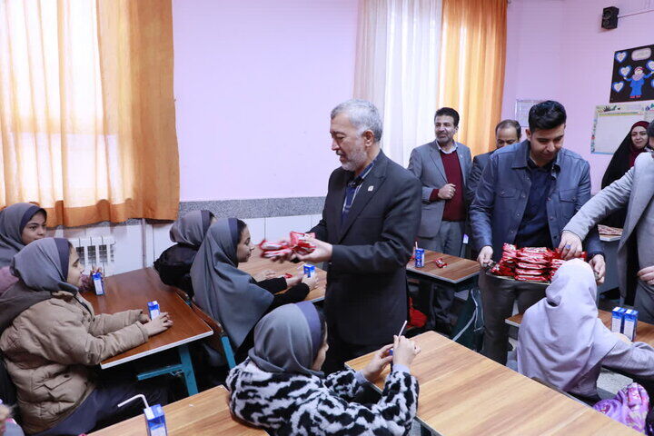 اسدی: ۴۰نوبت شیر برای بیش از ۸۰۰هزار دانشآموز خراسان رضوی توزیع می شود