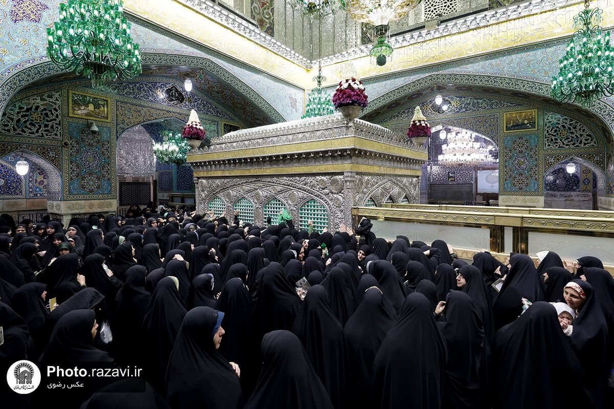 غبارروبی ضریح مطهر امام رضا علیه‌السلام با حضور بانوان