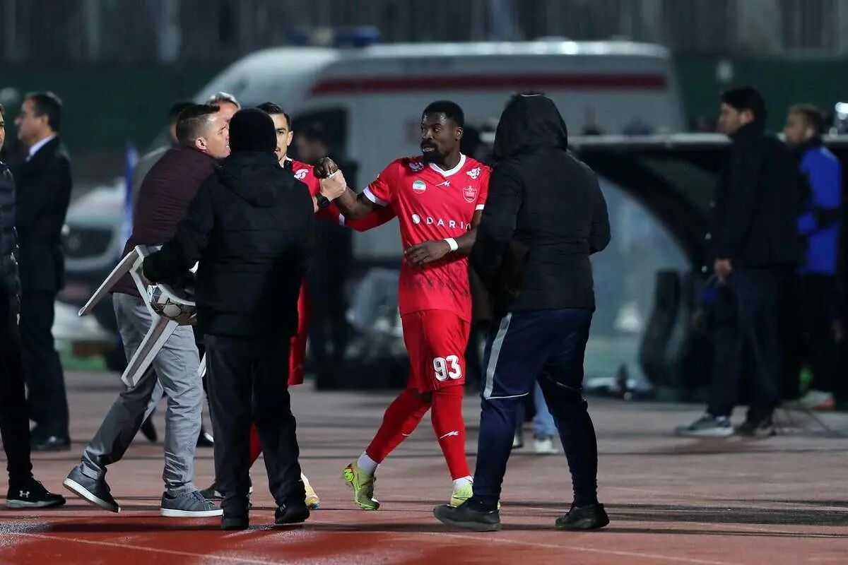 برف تهران را نمی‌بیند؟ / اوریه نزدیک در خروج پرسپولیس