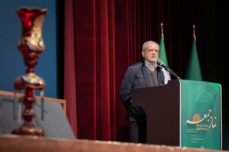 پزشکیان در گردهمایی ائمه جمعه: مقابله با راهبردهای دشمن نیازمند وحدت، تعامل با همسایگان و تکیه برمردم است