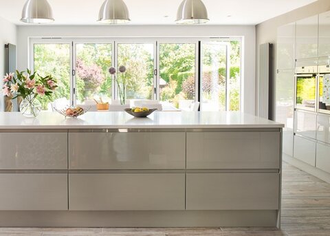 راهنمای خرید کابینت هایگلاس؛ انتخابی اقتصادی و شیک برای خانههای ایرانی