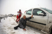 امدادرسانی به ۲۳ خودرو در مناطق برف گیر غرب اصفهان